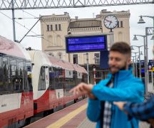 Zdjęcie - Ruszają marszałkowskie pociągi wakacyjne! Dojedź komfortowo nad Bałtyk i w Bory Tucholskie